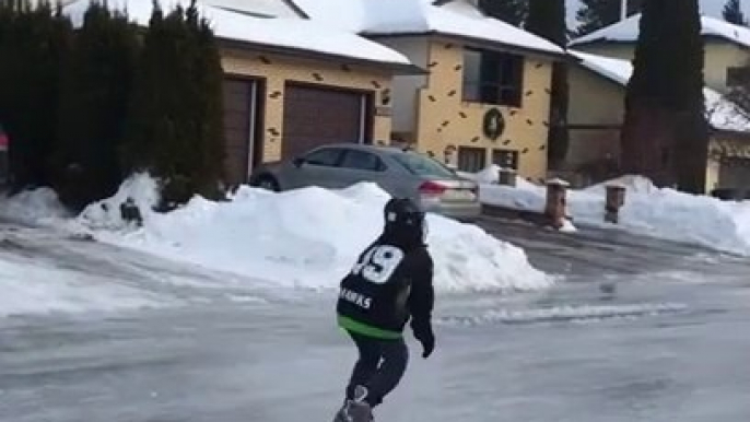 Il fait tellement froid qu'ils peuvent patiner dans la rue... Vive l'hiver au Canada