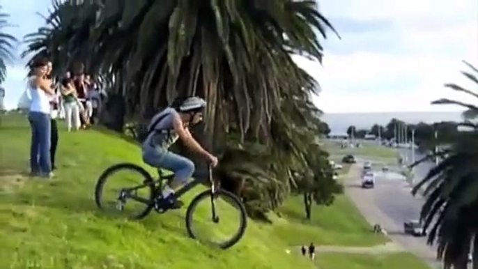 Une cycliste se fait renverser par une voiture en descendant d'une colline !