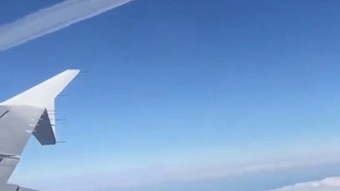 Quand le passager d'un avion filme un autre avion passer tout prêt d'eux en vol