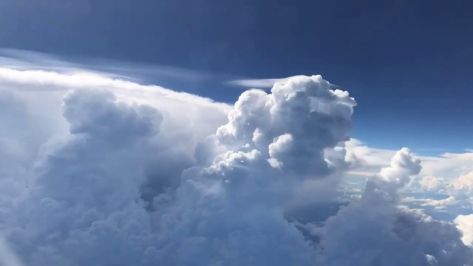 Le passager d'un avion film un orage vu d'en haut... Magnifique