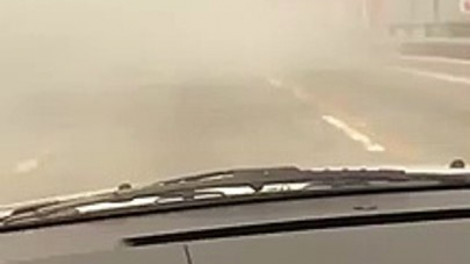 Il pense se trouver dans un épais brouillard mais découvre en fait que c'est un incendie en pleine route