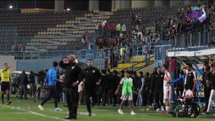 صدى البلد | شاهد .. جماهير الزمالك تلقي الزجاجات علي الجهاز الفنى لـ الداخليه