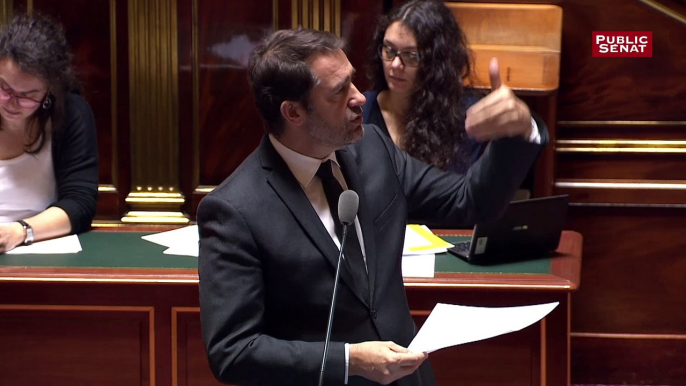 Loi anticasseurs: Christophe Castaner défend l'article2