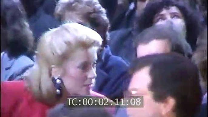 Célébration mémorable : Revivez la soirée exceptionnelle à Bercy pour les un an de Canal+ avec Johnny Hallyday et la présence marquante de Catherine Deneuve - Un moment mythique de l'histoire de la télévision.