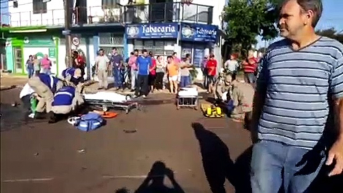 Duas pessoas são socorridas em estado grave, após colisão no Bairro Guarujá