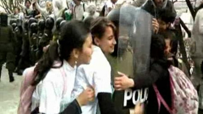 Besos y abrazos en Colombia para frenar la violencia de los antidisturbios