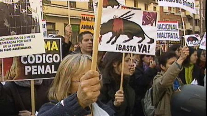 Defensores de los animales protestan en Ferraz