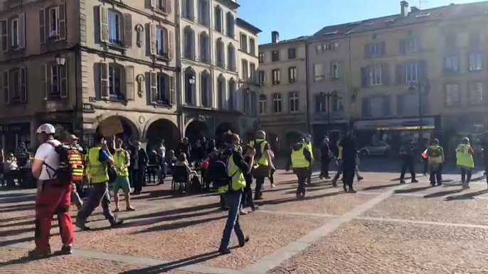Acte XX des gilets jaunes à Epinal : les manifestants traversent la place des Vosges