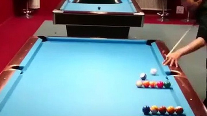 Vous n'avez jamais vu aucun homme aussi habile de sa queue au billard