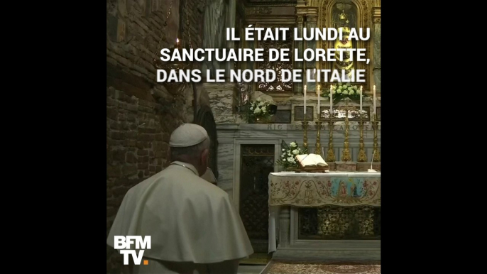 Le Pape refuse que des fidèles embrassent sa bague, alors qu'il s'agit d'une tradition