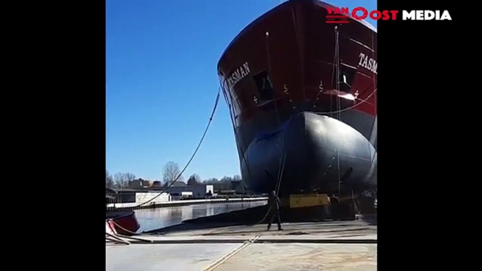 Un ouvrier manque de se faire écraser par un bateau