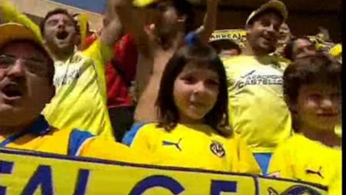 Los jugadores de Villarreal preparan el partido cantando y saltando con su afición