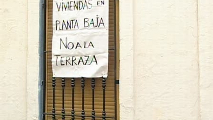 Vecinos protestan por ruido de fumadores en terraza