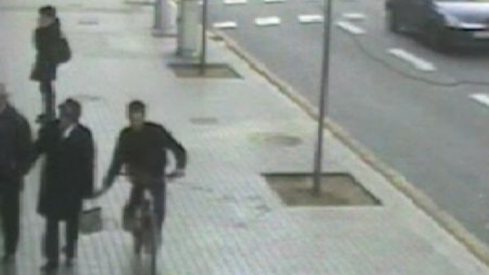 Robaba bolsos y móviles sin bajarse de la bici