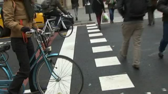 Las grandes ciudades se llenan de "cajas de las bicis" para tratar de evitar los atropellos de los coches