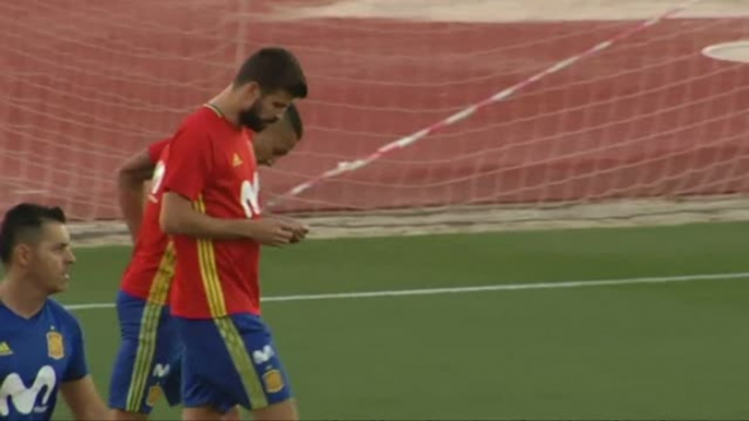 Pitos y gritos de "fuera, fuera" para Piqué de parte de algunos aficionados en el entrenamiento de la selección