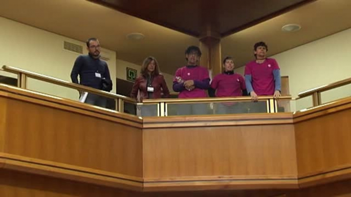 Activistas interrumpen debate en el Parlamento vasco