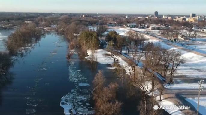 City prepares as Red River faces major flooding