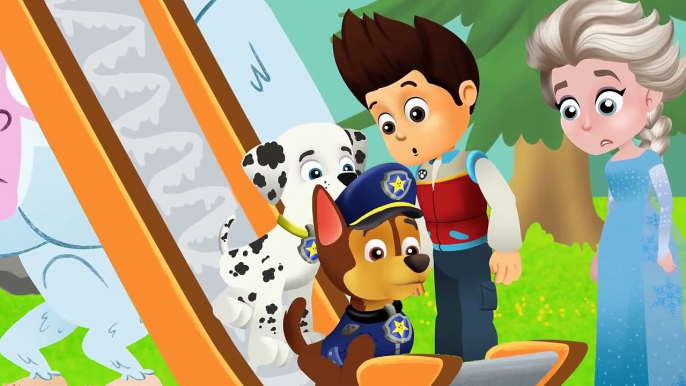 Super Blague pour les enfants à l'aire de jeux avec Paw Patrol, Elsa Congelés, Groovy et SuperZoo super-héros