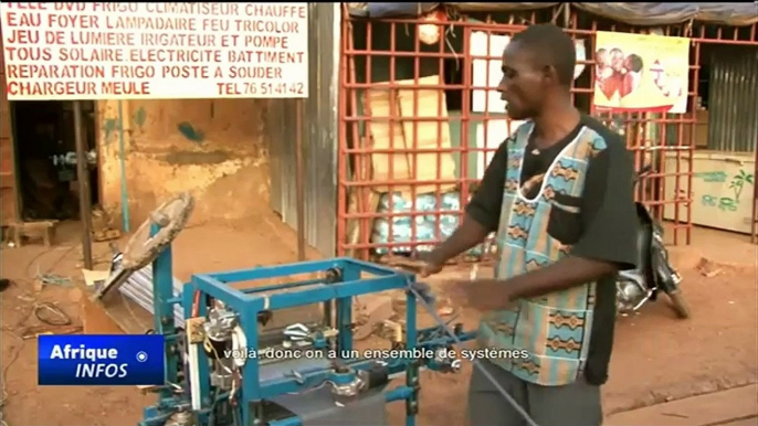 Un Burkinabé  illettré invente une machine à tisser (vidéo)