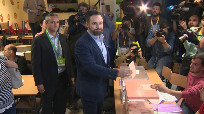 Abascal vota en el colegio público Pinar del Rey (Madrid)