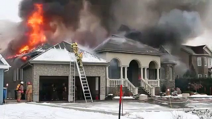 Des pompiers pas encore au point avec l'echelle... Gamelle douloureuse