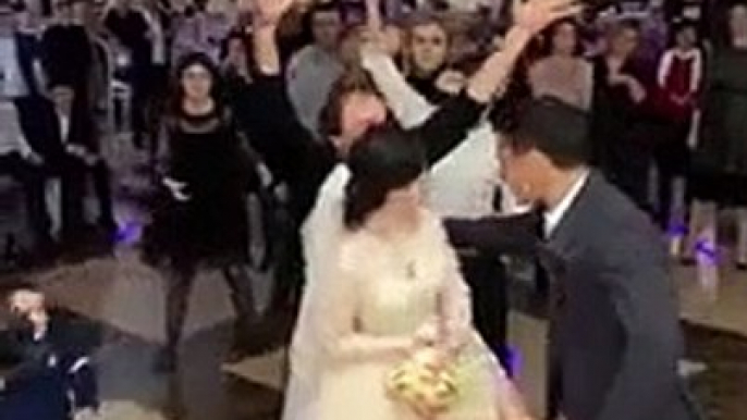 Un mariage russe qui dégénère très rapidement... Vive la russie