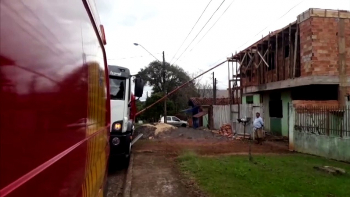 Homem sofre ferimentos moderados após cair de seis metros em obra