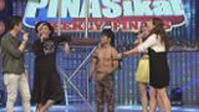 Vice Ganda at Vhong Navarro naghipuan ng abs