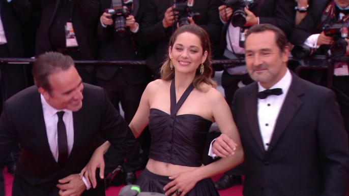 La Montée des marches de Marion Cotillard, Jean Dujardin et Gilles Lellouche - Cannes 2019