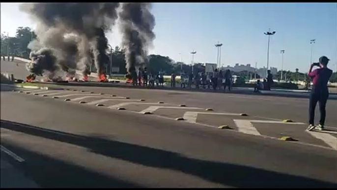 Moradores protestam na entrada da Vale, em Jardim Camburi