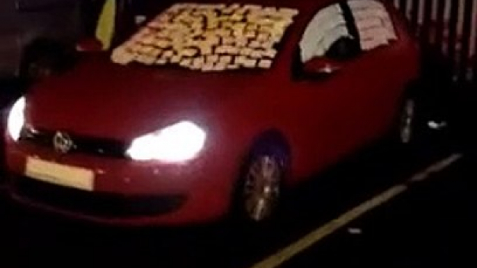 Blague de collègues : la voiture recouverte de postits !