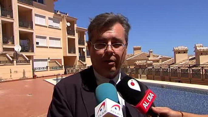 Los vecinos de un bloque de viviendas en Denia denuncian las molestias que causan 23 familias de okupas