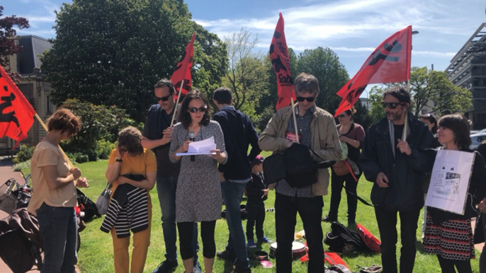 Le collectif AESH 14 manifeste devant la préfecture du Calvados