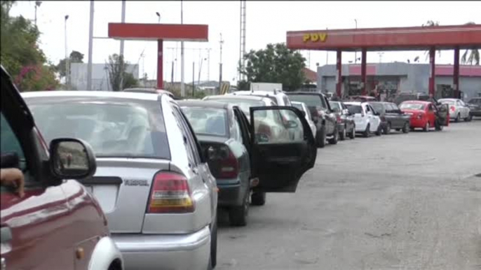 Largas colas para llenar el depósito de gasolina en Venezuela