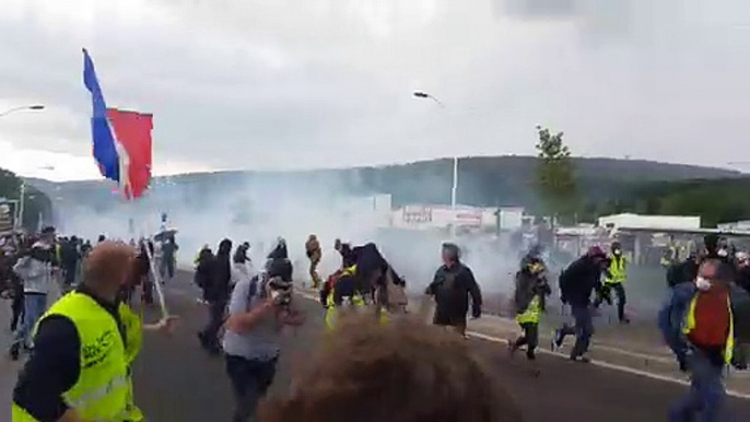 Gaz lacrymogène et charge des gendarmes mobiles lors de la manifestation des gilets jaunes à Besançon