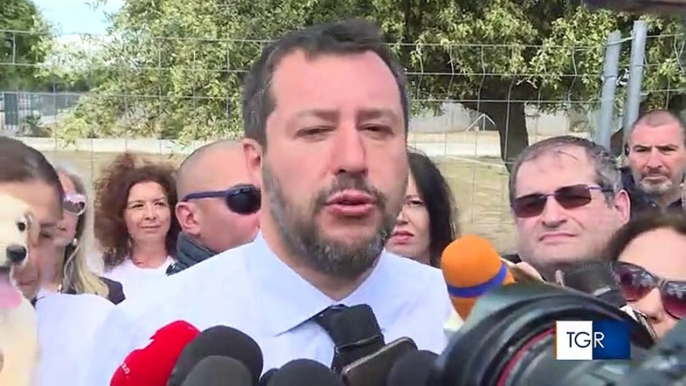 Salvini in Puglia visita canile "fondi del Ministero per aiutare gli animali". Poi l'annuncio: "misure contro maltrattamento e canili lager"