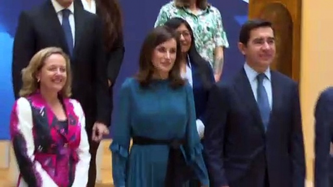 La reina Letizia apuesta por Zara en medio de la polémica en torno a las donaciones de Amancio Ortega