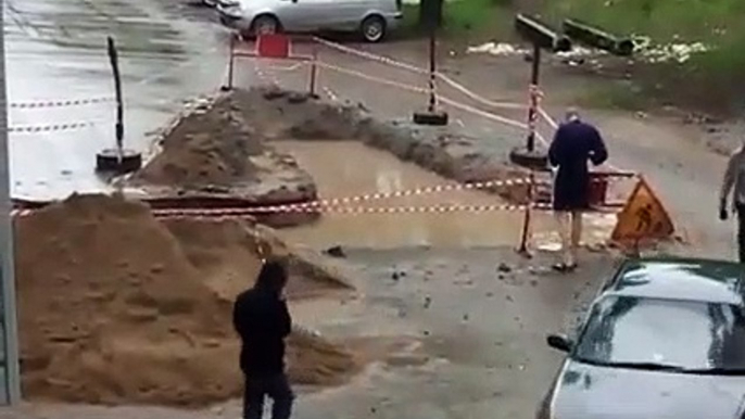 Cet homme a fait d'un fossé rempli d'eau et de boue, sa piscine privée !