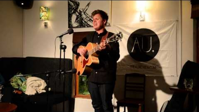 Alex Gibson performs "Heartbeats" at the AU sessions #004