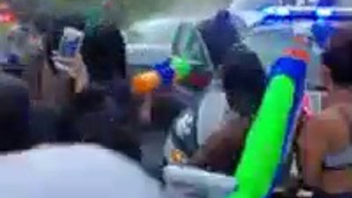 Assaut au pistolet à eau d'une voiture de police à Atlanta pour protester contre les armes à feu !