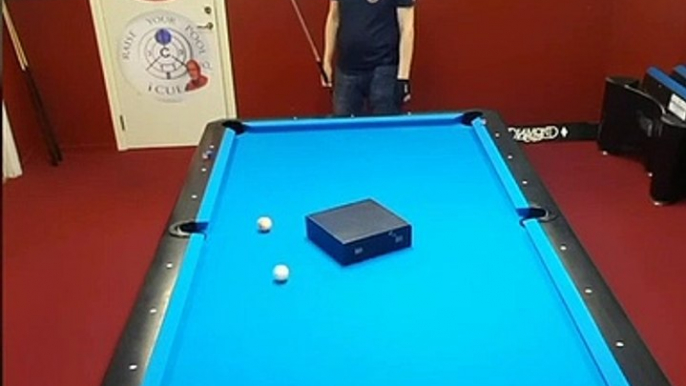 Coups de billard avec des verres à vin et des pièces de monnaie !