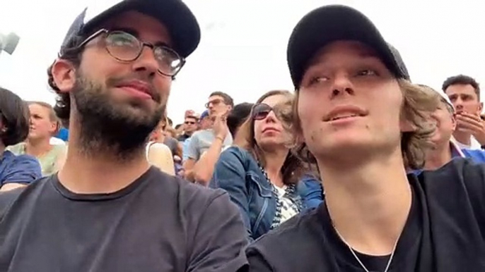 Il tente de lancer une hola à Rolland Garros... Pas au point