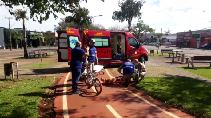 Garoto é socorrido após bater bicicleta contra árvore