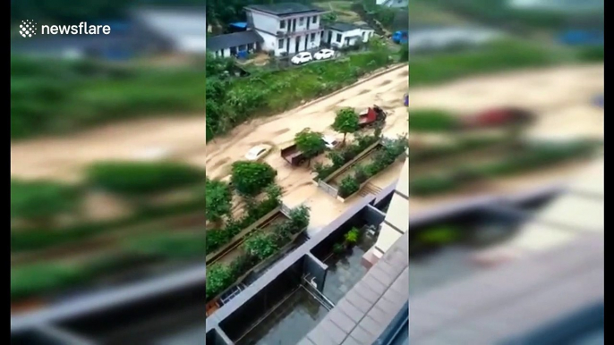 Flash floods cause massive landslide which sweeps away vehicles in southern China