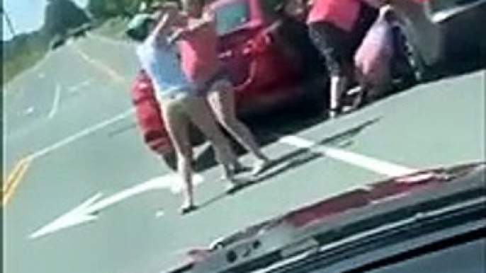 Quand 4 femmes règlent leurs comptes en pleine route... Road rage ridicule