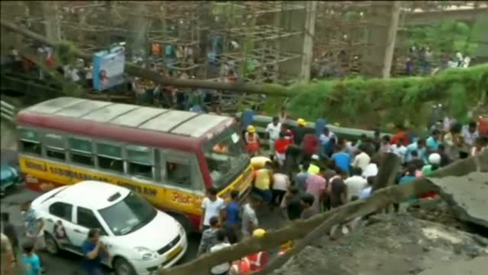 El derrumbe de parte de un puente en Calcuta (India) ha dejado varios vehículos atrapados entre los escombros