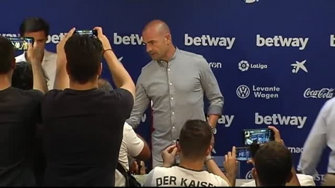 Buen rollo entre los entrenadores de Levante y Valencia antes del derbi