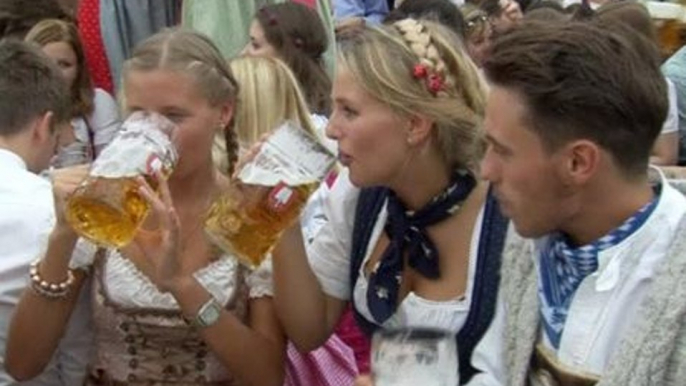 Litros de cerveza inauguran el Oktoberfest