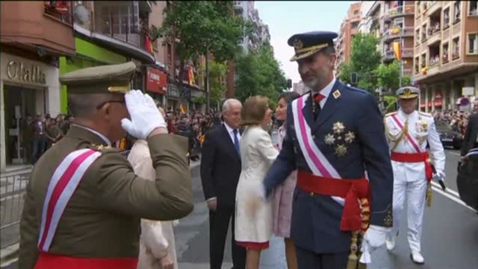 Miles de personas arropan a los Reyes en el desfile de las Fuerzas Armadas